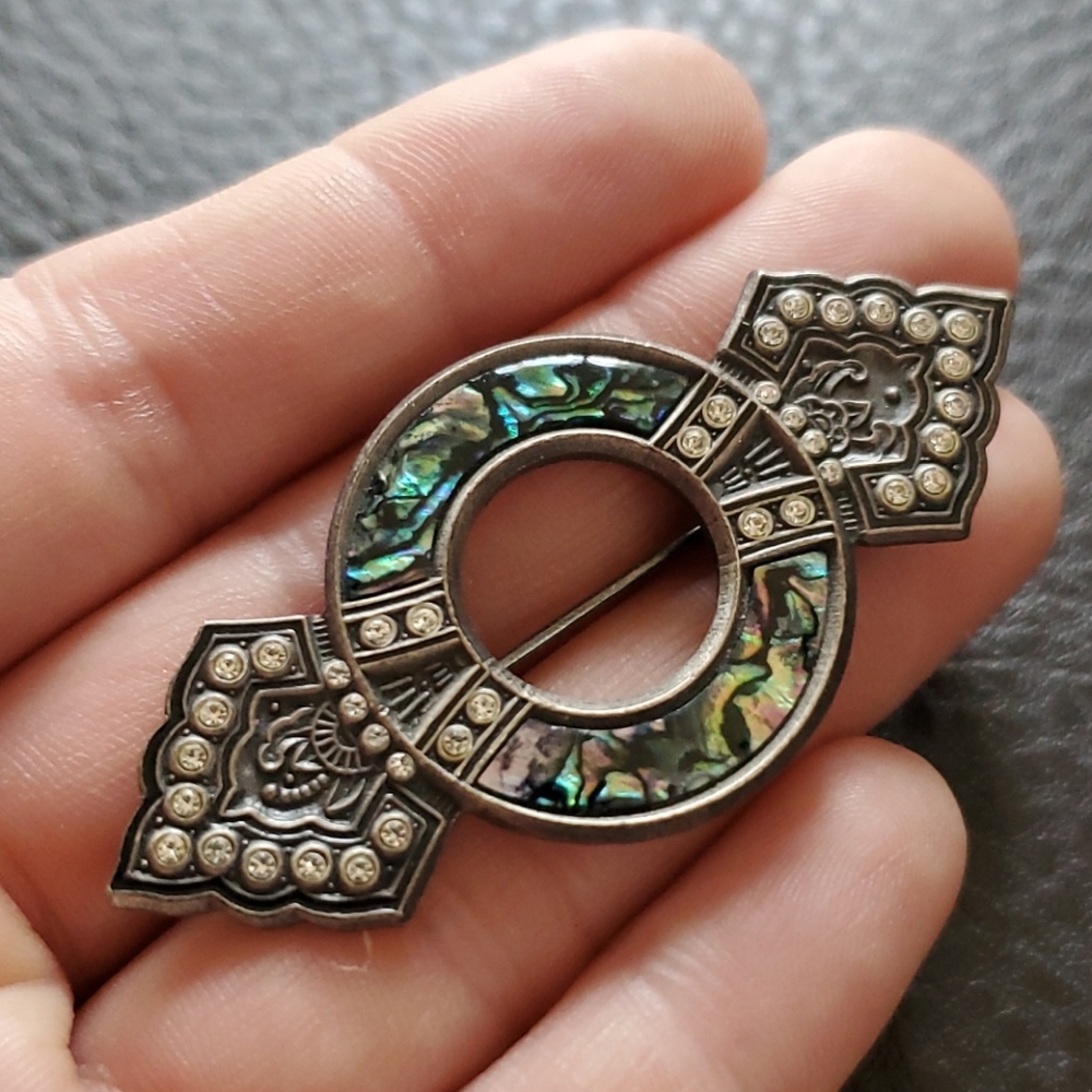 Nuri brooch